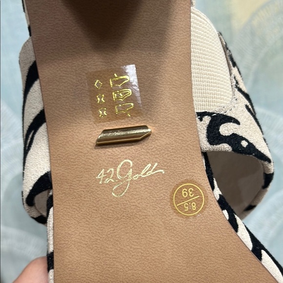 42 GOLD Liya Suede Zebra Print Block Heels NWOB Size 8.5 - Picture 5 of 5